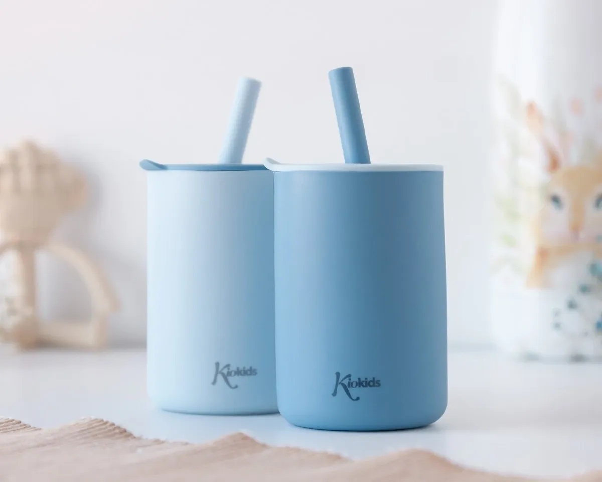 2-verres-en-silicone-bleu-avec-paille.webp