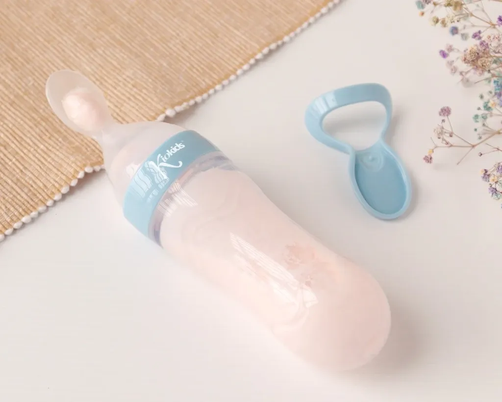 cuillere-a-soupe-puree-pour-bebe-en-bleu-claire.webp