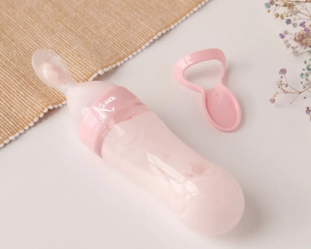 cuillere-a-soupe-puree-pour-bebe-en-rose-claire.webp