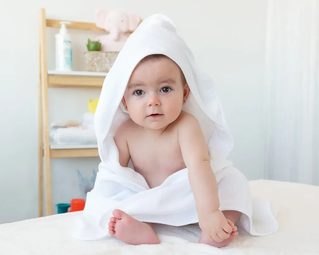 serviette-de-bain-en-bambou-pour-bebe-blanche (1).webp