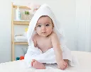 serviette-de-bain-en-bambou-pour-bebe-blanche (1).webp